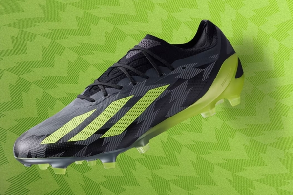 Chuteira de Campo Adidas X Crazyfast.1 FG em Preto Básico/Amarelo Solar da Equipe 2/Cinza Cinco. Design inspirado na F50 adizero Crazylight, estrutura Aerocage, malha Aeropacity, película Speedskin para controle da bola. Sola Speedframe com Aeroplate para máxima velocidade. Travas X para agilidade. 